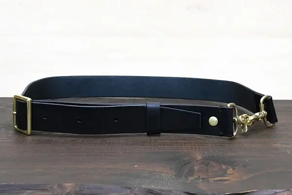 オーダーメイドのプレゼントやギフトに革バッグの幅広ショルダー紐を真鍮金具と合わせてでオーダー製作