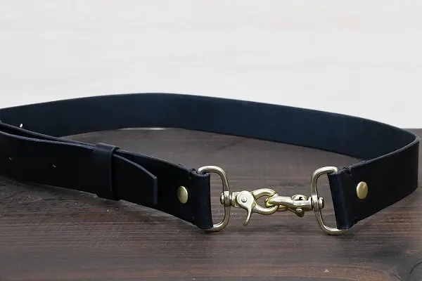 オーダーメイドのプレゼントやギフトに革バッグの幅広ショルダー紐を真鍮金具と合わせてでオーダー製作