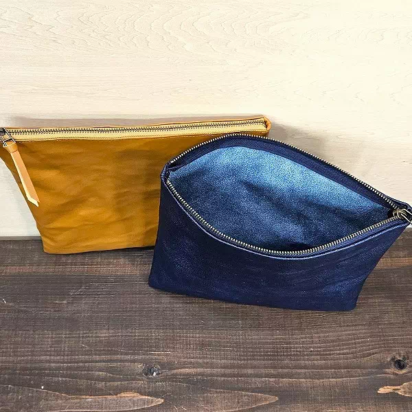 オーダーメイドのプレゼントやギフトに植物タンニン鞣し革と黒桟革の藍染でジップポーチ、クラッチバッグをお客様仕様にオーダー製作