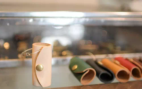 オーダーメイドのプレゼントやギフトにオリジナル日本製ヌメ革キーケース