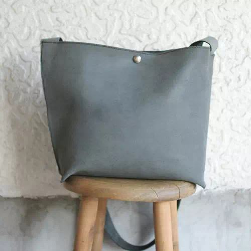 オーダーメイドのプレゼントやギフトにオリジナル日本製ヌメ革床面ショルダーバッグ