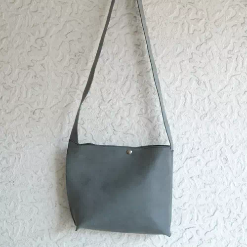 オーダーメイドのプレゼントやギフトにオリジナル日本製ヌメ革床面ショルダーバッグ