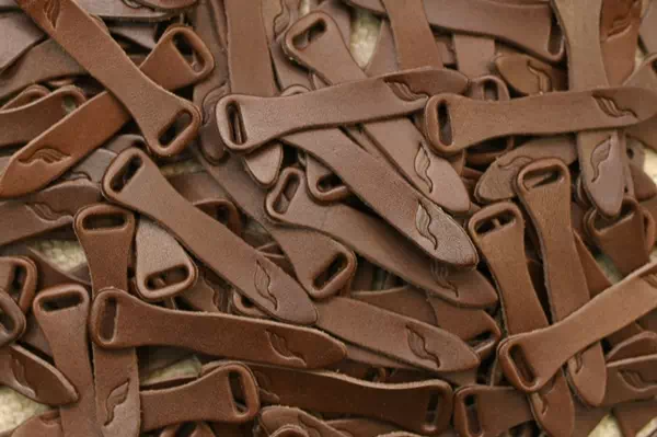 オーダーメイドのプレゼントやギフトにオリジナルロゴ入り革引き手