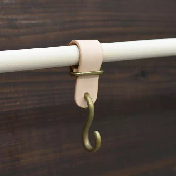 ギフト・プレゼントにヌメ革と真鍮S字フックを既成よりも細く短く製作