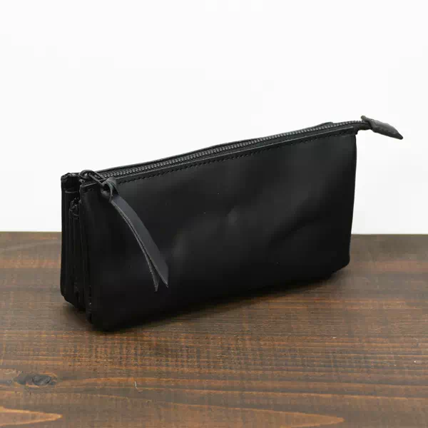 オーダーメイドのプレゼントやギフトにヌメ革で真っ黒な3連ポーチのような財布のオーダーメイド