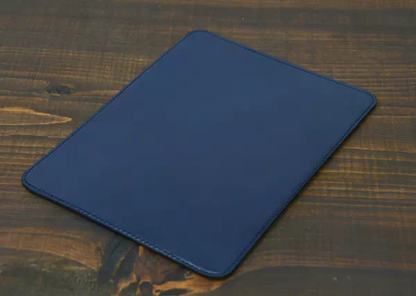 オーダーメイドのプレゼントやギフトに濃紺のヌメ革でマウスパッドをオーダーメイド