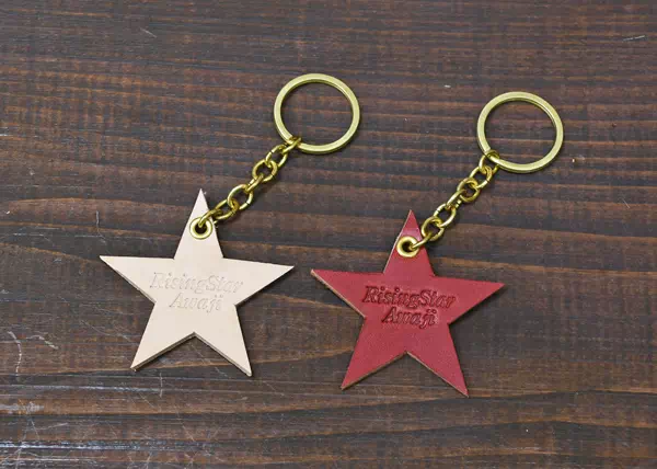 オーダーメイドのプレゼントやギフトにヌメ革と真鍮金具で星型のオリジナルキーホルダーをオーダーメイド