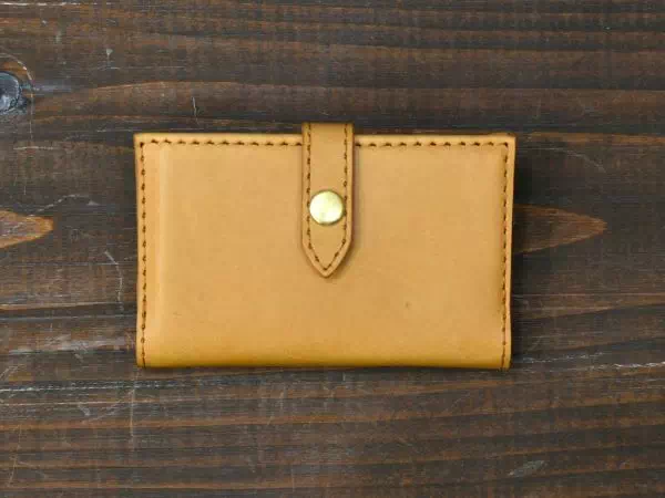 オーダーメイドのプレゼントやギフトにヌメ革のキャメルで新社会人へ名刺ケースをオーダーメイド