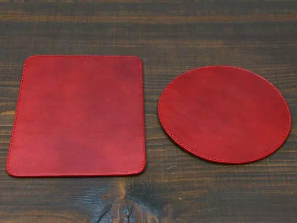 オーダーメイドのプレゼントやギフトに赤色のヌメ革で四角、丸型マウスパッドをオーダーメイド