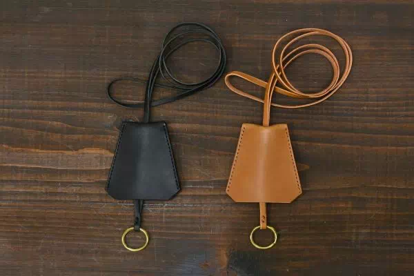 オーダーメイドのプレゼントやギフトにヌメ革でクロシェット　ネックキーケースのオーダー製作