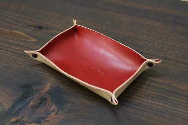 オーダーメイドのプレゼントやギフトにヌメ革でアクセサリーなどの小物を置く用にレザートレイをオーダー製作