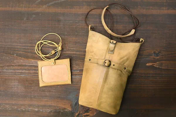 オーダーメイドのプレゼントやギフトにヌメ革でアクセサリーなどの小物を置く用にレザートレイをオーダー製作