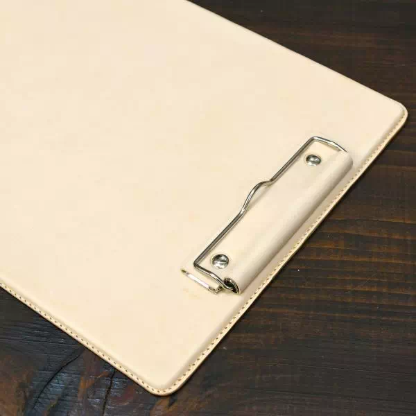 オーダーメイドのプレゼントやギフトにヌメ革でレザークリップボードをオーダー製作