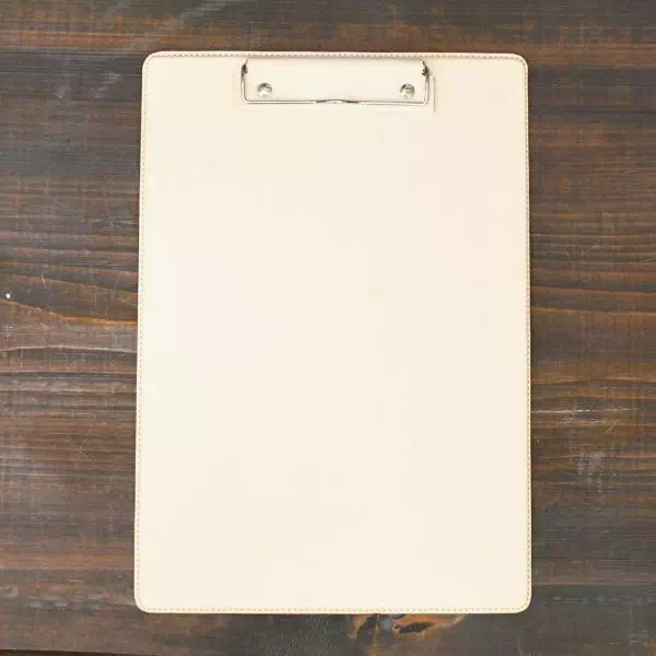 オーダーメイドのプレゼントやギフトにヌメ革でレザークリップボードをオーダー製作