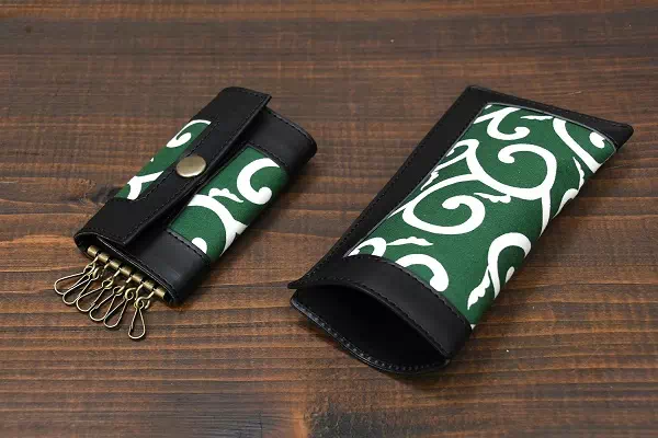オーダーメイドのプレゼントやギフトにヌメ革に唐草生地を合わせてキーケース、メガネケースをオーダー製作