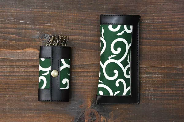 オーダーメイドのプレゼントやギフトにヌメ革に唐草生地を合わせてキーケース、メガネケースをオーダー製作