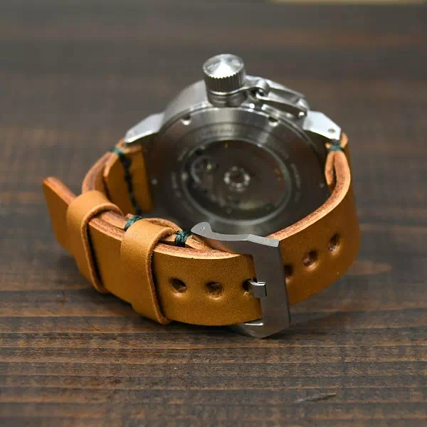 オーダーメイドのプレゼントやギフトにU-BOATの腕時計ベルトを厚手のヌメ革でをオーダー製作