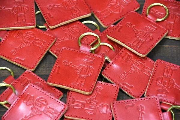 オーダーメイドのプレゼントやギフトにオリジナル刻印のヌメ革キーホルダーをオーダー製作