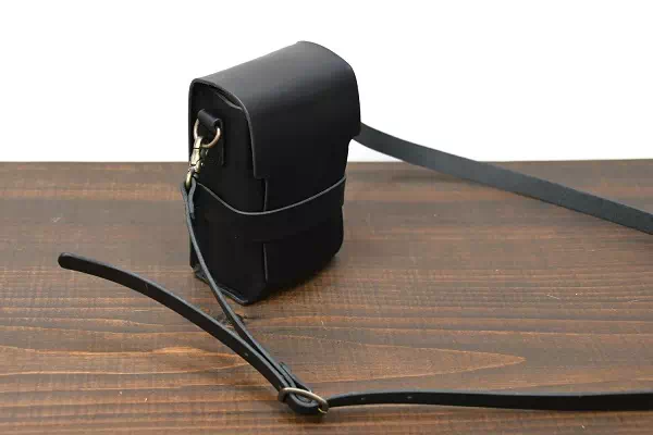 オーダーメイドのプレゼントやギフトにレトロなYASHICAフィルムカメラのヌメ革カメラケースをオーダー製作