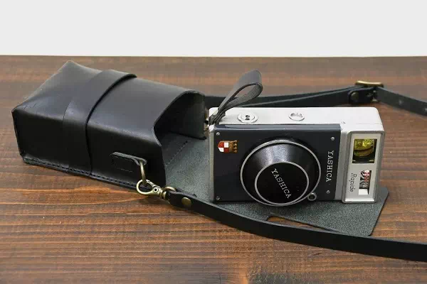 オーダーメイドのプレゼントやギフトにレトロなYASHICAフィルムカメラのヌメ革カメラケースをオーダー製作