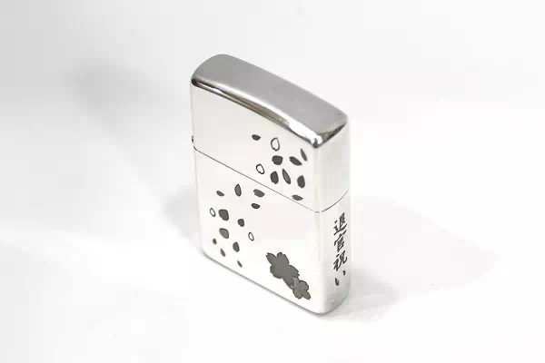 オーダーメイドのプレゼントやギフトにシルバー925の純銀ライターに桜吹雪と文字入れのオーダーメイド