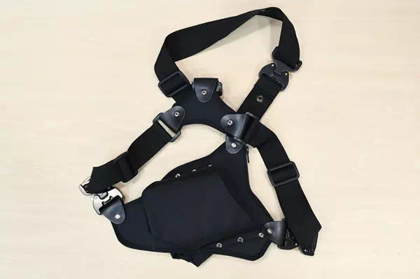 オーダーメイドのプレゼントやギフトに28cm厚手ナイロン生地でガンホルダー風のボディーバックをオーダー制作