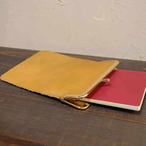 オーダーメイドのプレゼントやギフトにオリジナル日本製マリメッコのヌメ革パスポートケース