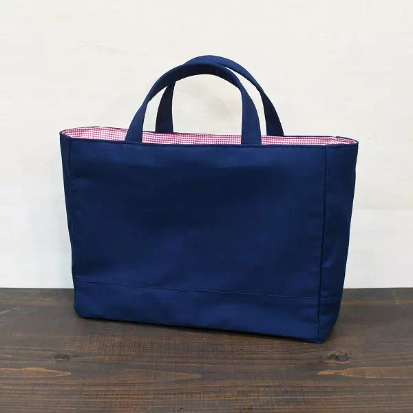 オーダーメイドのプレゼントやギフトにシンプルなネイビー×赤のギンガムチェックでトートバッグをリメイク