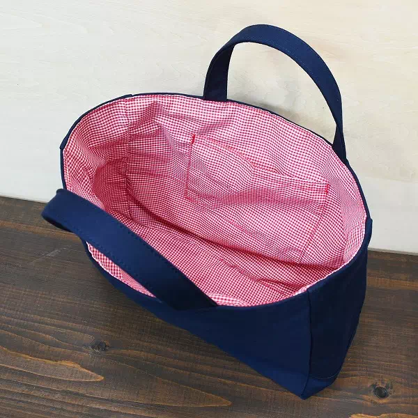 オーダーメイドのプレゼントやギフトにシンプルなネイビー×赤のギンガムチェックでトートバッグをリメイク