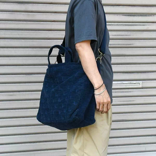 オーダーメイドのプレゼントやギフトにヴィンテージカーのシートから2WAYバッグのリメイクオーダー製作