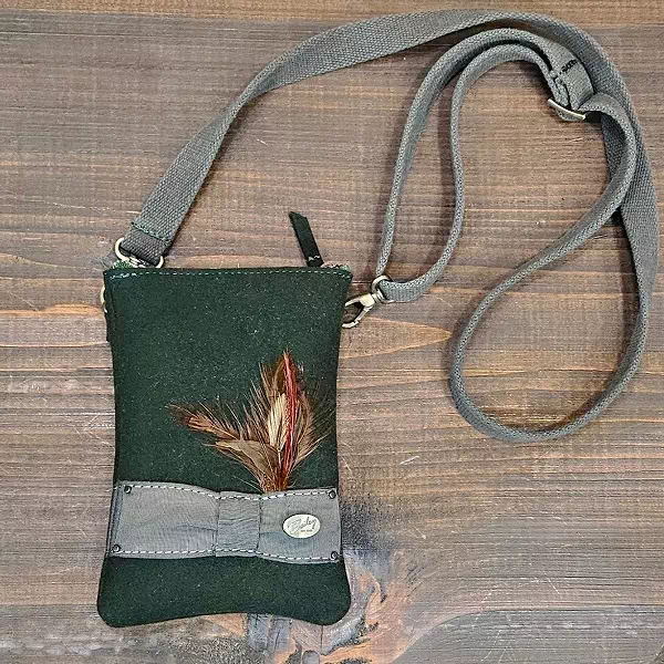 オーダーメイドのプレゼントやギフトに圧縮ウールのハット帽子からミニショルダーにリメイク製作