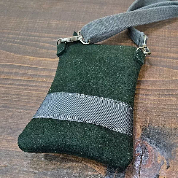 オーダーメイドのプレゼントやギフトに圧縮ウールのハット帽子からミニショルダーにリメイク製作