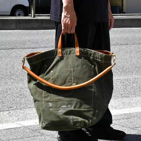 オーダーメイドのプレゼントやギフトにお客様のミリタリーバッグを植物タンニン鞣し革でリメイク製作