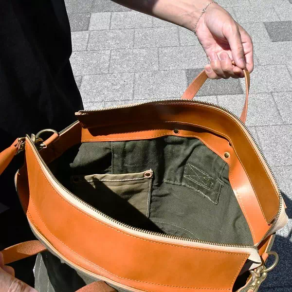 オーダーメイドのプレゼントやギフトにお客様のミリタリーバッグを植物タンニン鞣し革でリメイク製作
